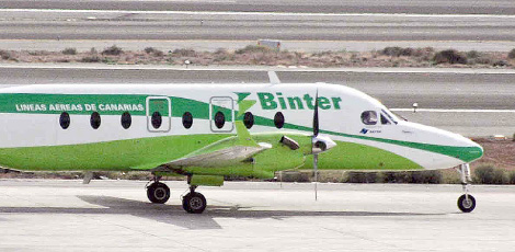 Fotografía antigua de un avión de Binter rodando