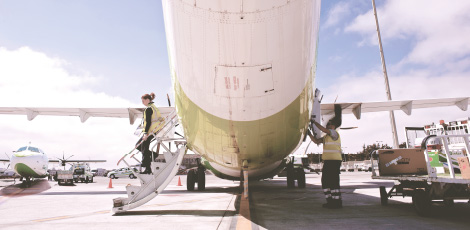 Vue arrière d'un avion pendant le chargement du fret