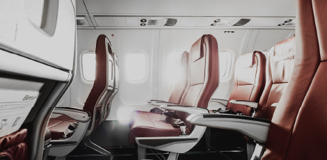 Vista laterale di alcuni sedili all'interno della cabina passeggeri di un ATR-72 600