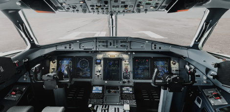 Vista da cabine de pilotagem e dos seus controlos digitais