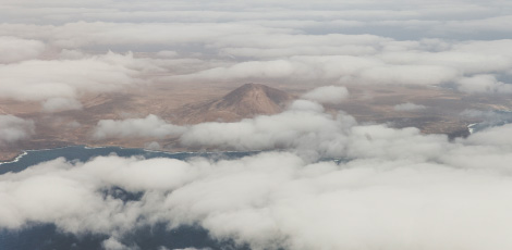 Plan aérien d'une île de Caboverde, paysage avec volcans et nuages