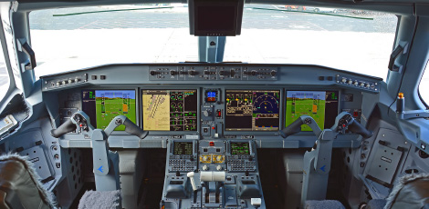 Imagem da cabine de pilotagem de um avião Embraer