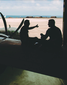 Fotografía de Workers in the hangar