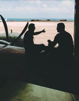 Fotografía de Trabajadores en el hangar