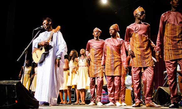 Un gruppo di musicisti si esibisce al festival