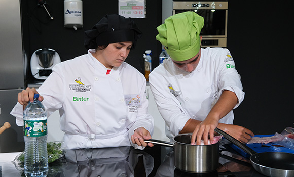 Participants au travail et à la cuisine