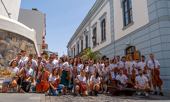 Family photo of the group of musicians with their instruments.