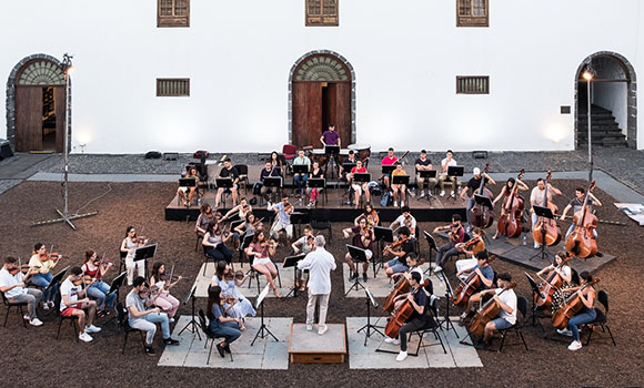 Concierto de JOCAN en una plaza. Suenan temazos