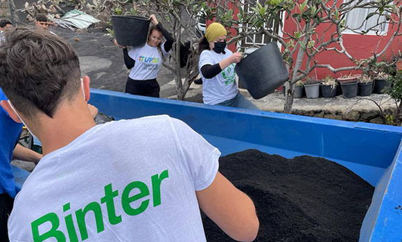 Voluntários do Projecto UP2U Depende de Ti e Binter a trabalharem em conjunto