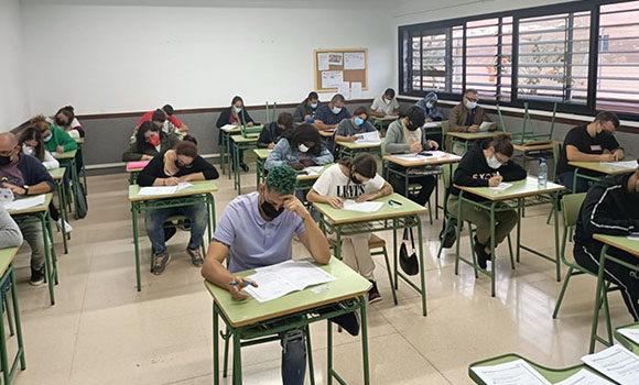 Alunos numa sala de aula durante um exame