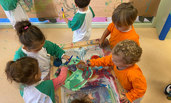 Groupe d'enfants jouant avec de la peinture
