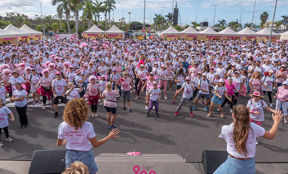 Crowd of people participating in an outdoor exercise class.