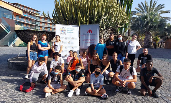 Foto di famiglia durante una visita culturale