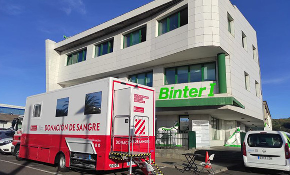 Stazione di donazione del sangue parcheggiata presso gli uffici di Binter TFN