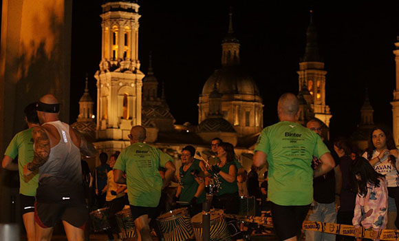 Vários corredores a participar numa corrida nocturna