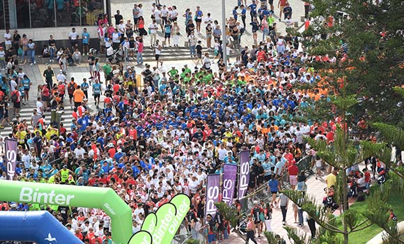 Overhead shot of the streets crowded with people during the companies' race.