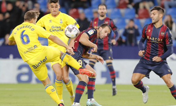Image of several players of La Unión Deportiva Las Palmas during a play in a match.
