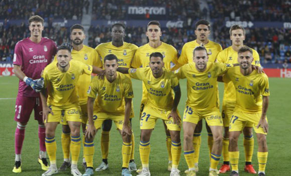Family photo of the Unión Deportiva Las Palmas players at the start of a match.