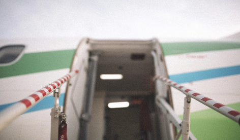 Puerta de acceso a un avión